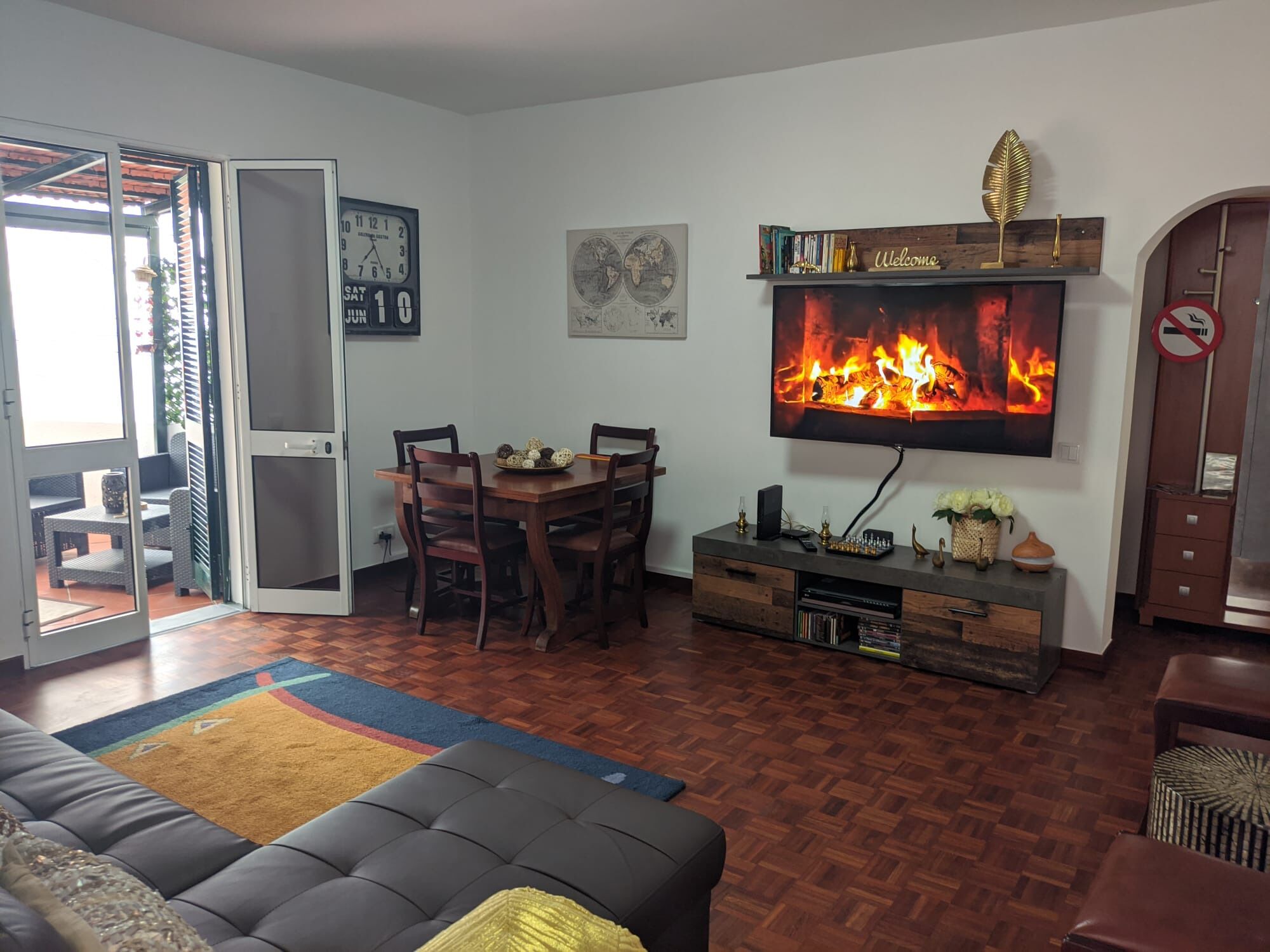 Smart-TV, DVD-spiller og bøker