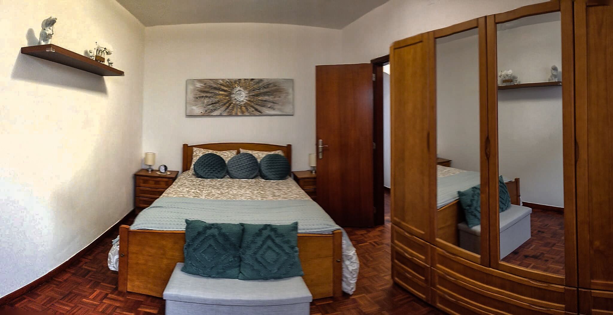 2 多间卧室、熨斗/熨衣板、上网接入、床单