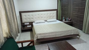 Business Room | 1 bedroom, in-room safe, desk, soundproofing