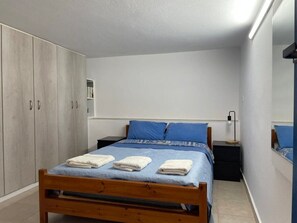 1 slaapkamer, een strijkplank/strijkijzer, wifi, beddengoed