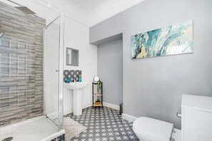 Badekar, hårføner og håndklær