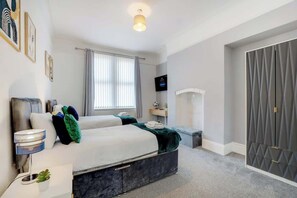 3 soverom, strykejern/-brett, internettilgang og sengetøy