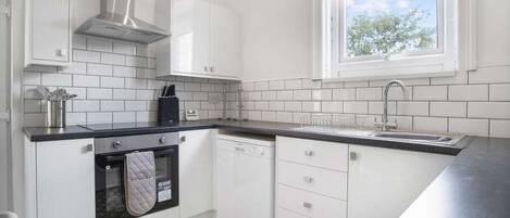 Refrigerador, microondas, horno, placa de cocina