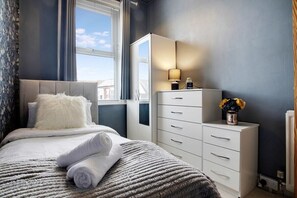 4 bedrooms, iron/ironing board, internet, bed sheets