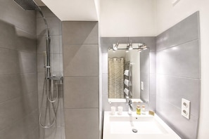 Douche, articles de toilette écologiques, sèche-cheveux