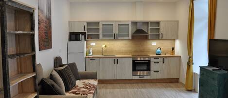 Una televisión, una chimenea, un futbolín