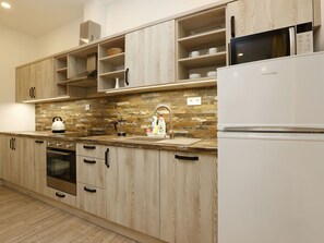 Mikrowelle, Ofen, Geschirrspüler, Toaster