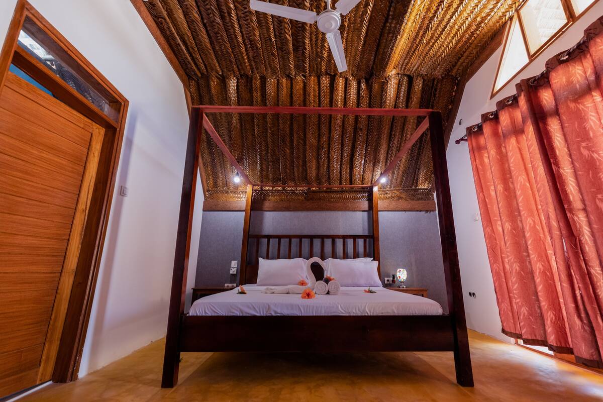 Minibar, free WiFi, bed sheets