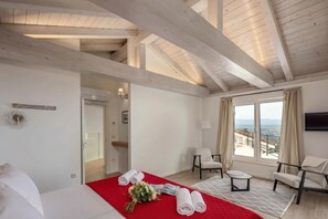 Villa familiar, varias habitaciones, frigorífico y microondas (Luxury Villa Dana Indoor Pool and) | 3 dormitorios, espacio para trabajar con un portátil, ropa de cama