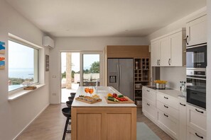 Fridge, microwave, oven, stovetop - Luxury Villa Dana Indoor Pool and Sauna (Matulji)