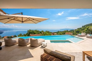 Villa familiar, varias habitaciones, frigorífico y microondas (Luxury Villa Dana Indoor Pool and) | Piscina | Una piscina cubierta, una piscina al aire libre