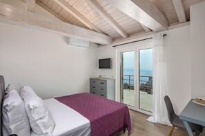 3 habitaciones, espacio para trabajar con laptop y ropa de cama 