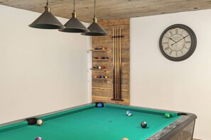 Villa familiale, plusieurs chambres, cÎté montagne (Luxury Villa Dana Indoor Pool and) | Salle de jeux