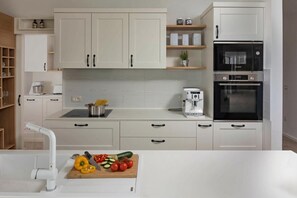 Lemari es, microwave, oven, dan kompor