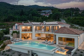 Villa familiar, varias habitaciones, frigorífico y microondas (Luxury Villa Dana Indoor Pool and) | Exterior