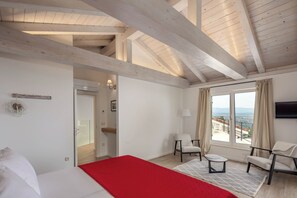 3 bedrooms, laptop workspace, bed sheets