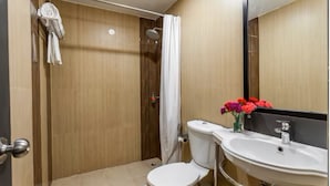 A bathroom with a shower, toilet, and sink. - Hotel Golden Key  (New Delhi)