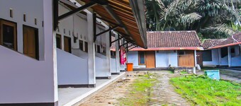 SPOT ON 92507 Sukandi Homestay Near The Semeton Homestay