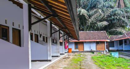 SPOT ON 92507 Sukandi Homestay Near The Semeton Homestay