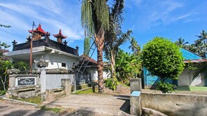 A traditional building with a red roof and a sign that reads "The Semelon Home Stay". - Hotel O Sukandi Homestay Near The Semeton Homestay (Janapria)