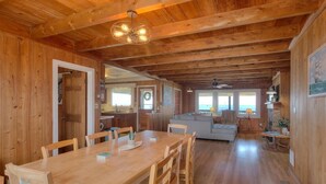 Un interior de madera con comedor, cocina y sala de estar.