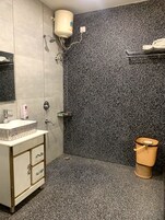 华丽客房 | 浴室 | 淋浴设施、大花洒淋浴喷头、免费洗浴用品、浴袍