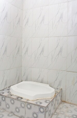 Habitación individual | Baño | Regadera y toallas 
