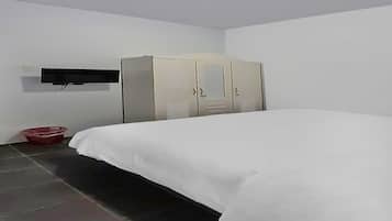 Quarto casal econômico | Escrivaninha, espaço de trabalho para notebook, Wi-Fi de cortesia