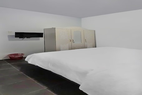 Escritorio, espacio para trabajar con laptop y wifi gratis