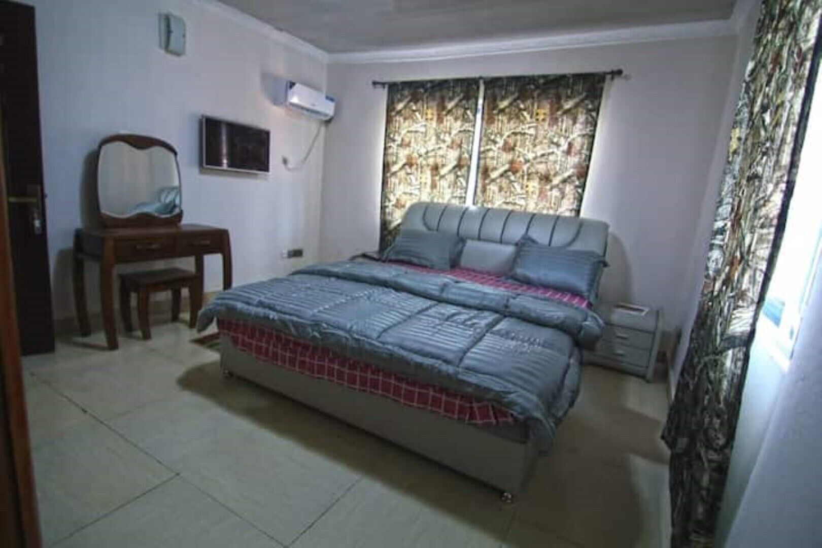 4 bedrooms, in-room safe, iron/ironing board, WiFi (free)