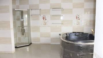 Een douche, een bidet, zeep, toiletpapier