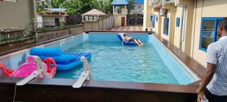 Pool. PhaGibs Inn