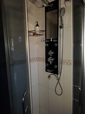 Douche, bidet, savon, papier toilette