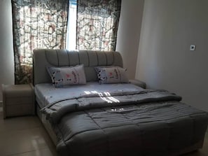4 bedrooms, in-room safe, iron/ironing board, free WiFi - PhaGibs Inn (Freetown)