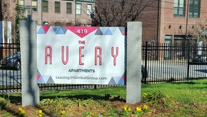 Indicador de 'The Avery Apartments' amb informació de contacte.