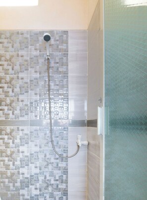 Shower, rainfall showerhead, toilet paper - OYO 3434 Penginapan Keluarga Syariah (Lamongan)
