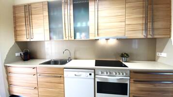 Een koelkast, een magnetron, een koffiezetapparaat/waterkoker