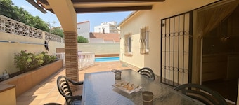 Cozy family house with private pool