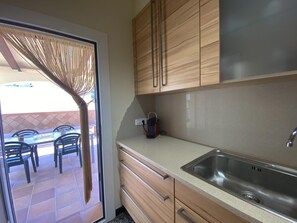 Kjøleskap, mikrobølgeovn, kaffetrakter/tekoker og brødrister