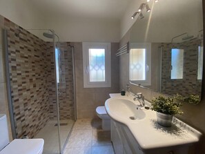 Bathroom - Cozy family house with private pool (l'Escala)