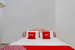 Standard Double Room | Desk, laptop workspace, free WiFi, bed sheets - Hotel O Medan City Near Sun Plaza Formerly 99 Residence (Medan)