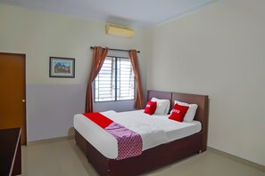 Una cama bien tendida con ropa de cama blanca y roja, una ventana con cortinas y un cuadro en la pared.