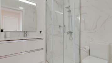 Ducha, secador de pelo, bidé y toallas