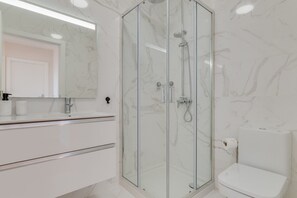 Shower, hair dryer, bidet, towels - Banana Tree (Câmara de Lobos)