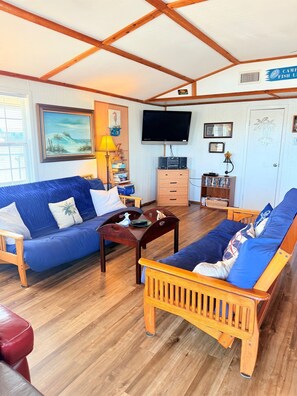 TV - Waterfront Bungalow w/ Pier & Amazing Views (Sargent)