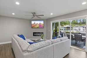 Smart TV - Our Cove Retreat - Perfect for Wave-Free Swimming, Tanning & Prime Location Fun! (Lake Ozark)