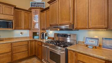 Køleskab, mikrobølgeovn, ovn, kogeplade