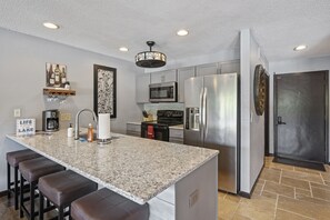 Een koelkast, een microgolfoven, een oven, een kookplaat