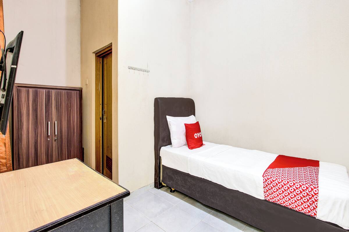 Desk, laptop workspace, free WiFi, bed sheets