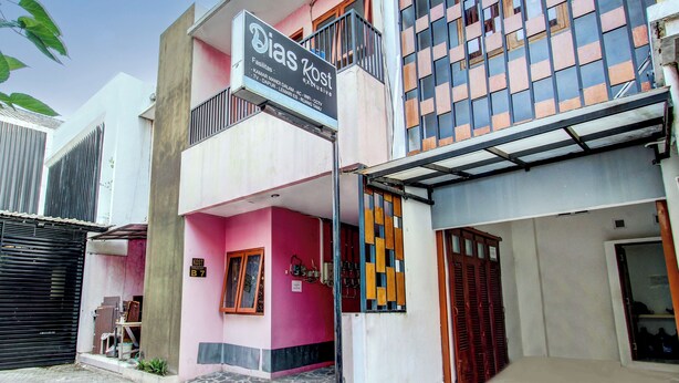 A multi-story building with a sign indicating "KOST exclusive" and a visible balcony. - Super OYO 92511 Griya Dias  Syariah (Yogyakarta)